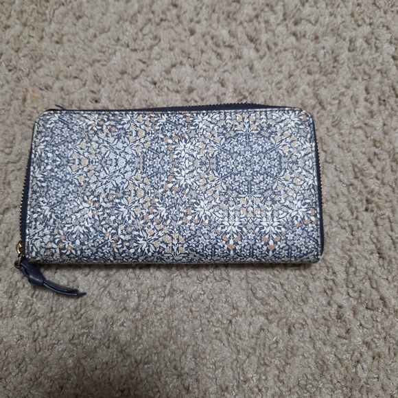 Tory Burch Blue and White Floral Wallet - Picture 2 of 8